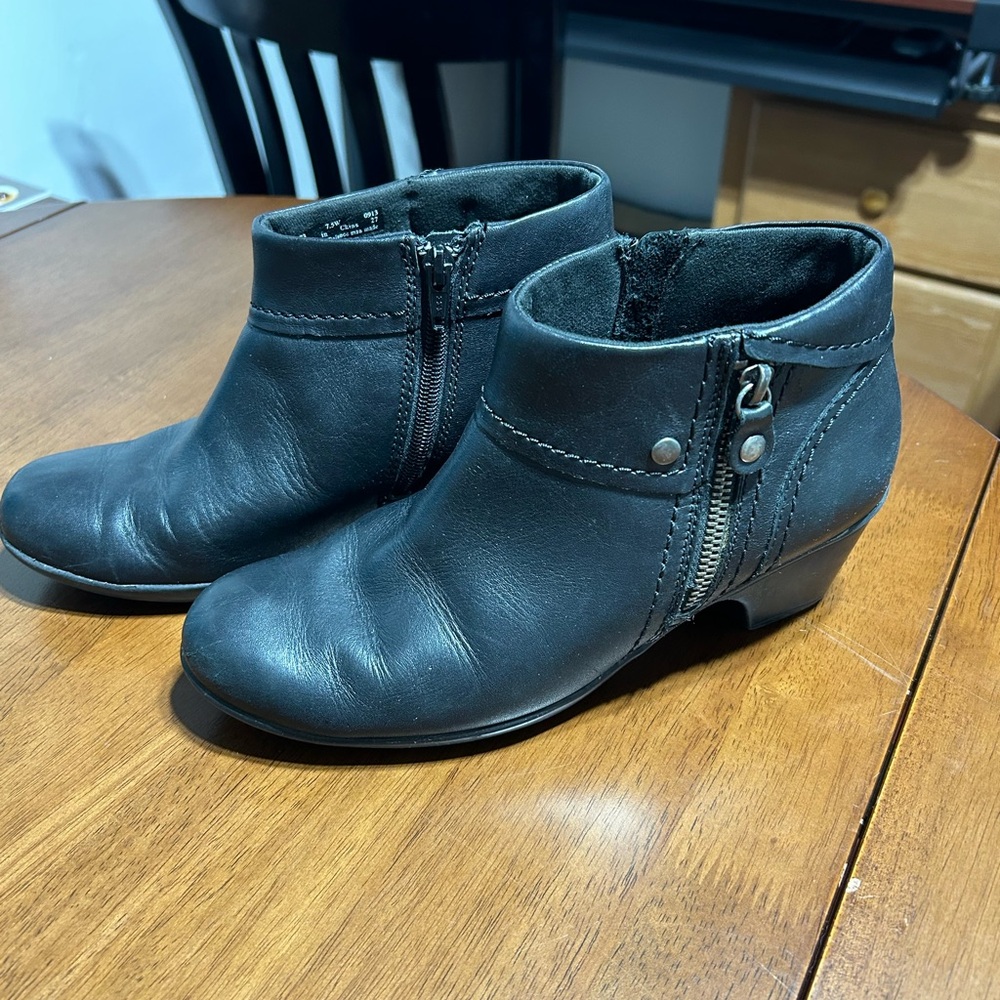 CLARKS 7.5 WIDE LEATHER ANKLE BOOT